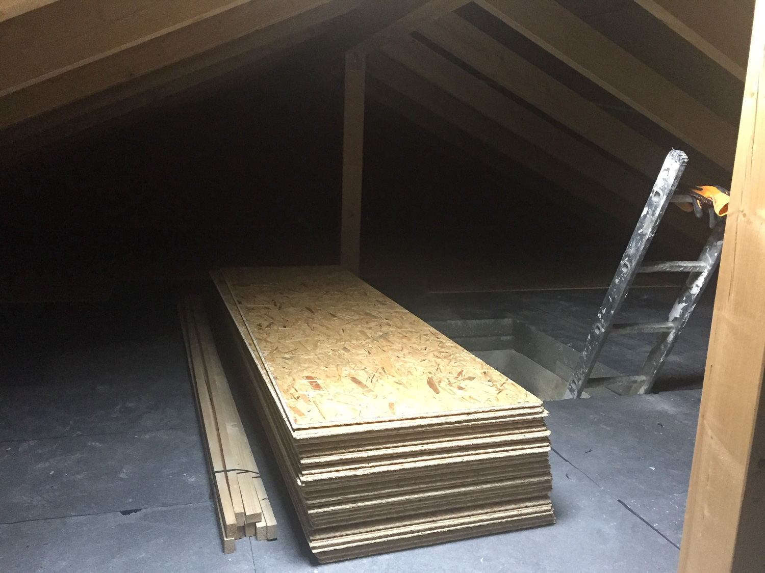 dachboden-bau-materialien-osb-platten-leiter.jpg