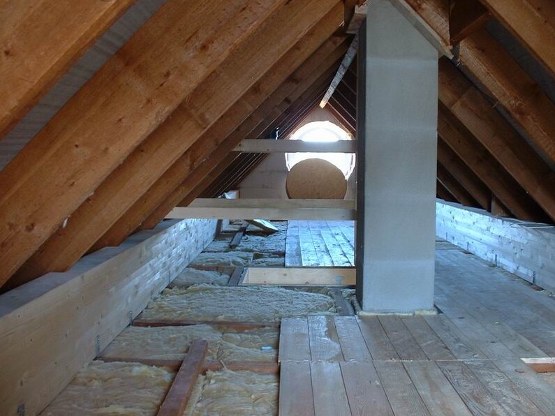 Dachboden mit Holzträgern und Dämmung im Dachgeschoss