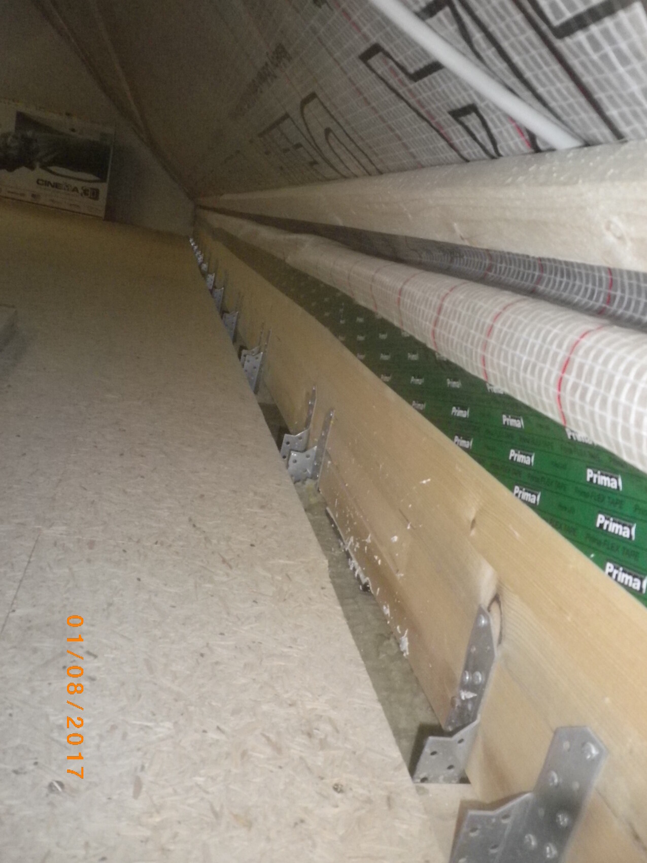 Dachboden-Dämmung mit Holzträgern, Dämmplatten und Metallhalterungen im Dachgeschoss