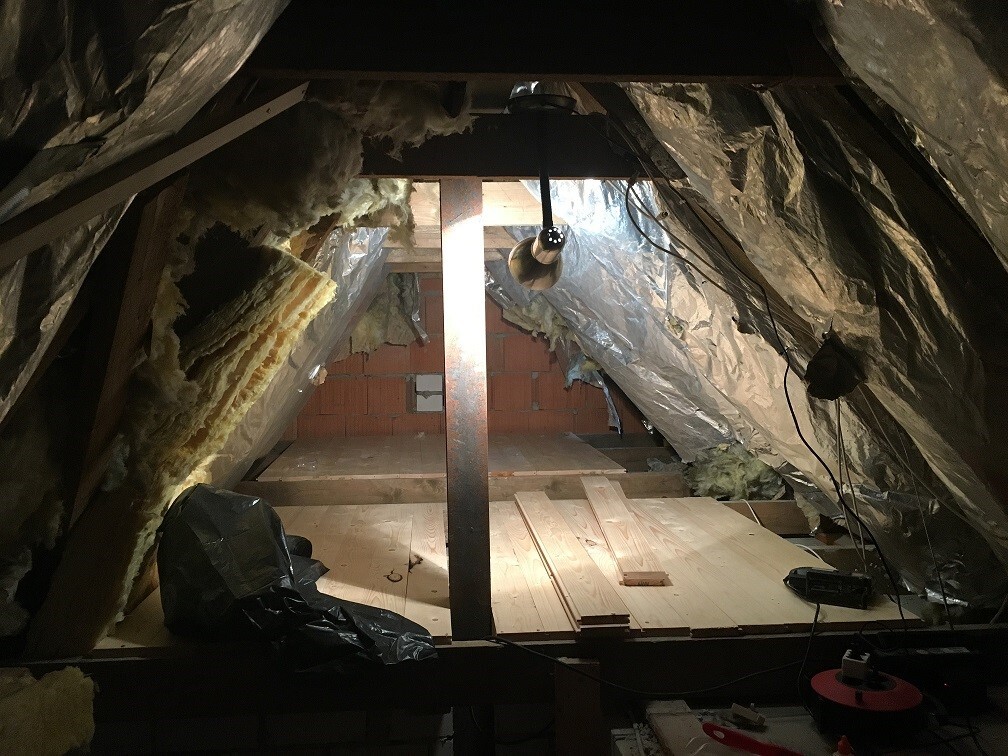 Dachboden mit Dämmung, Holzbalken und Bauarbeiten im Dachgeschoss