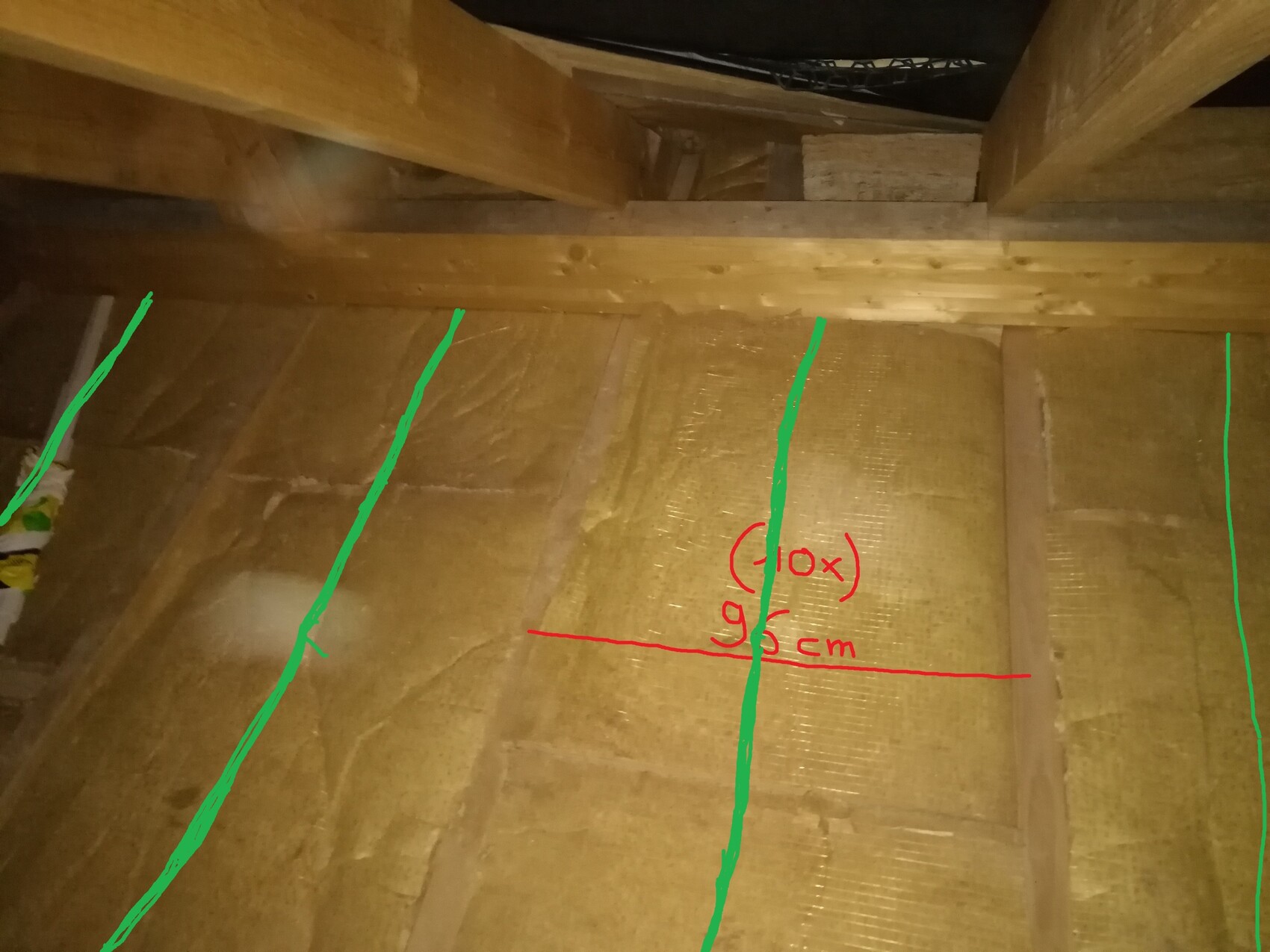 Dachboden mit sichtbaren Holzbalken, Dämmung zwischen der Decke.