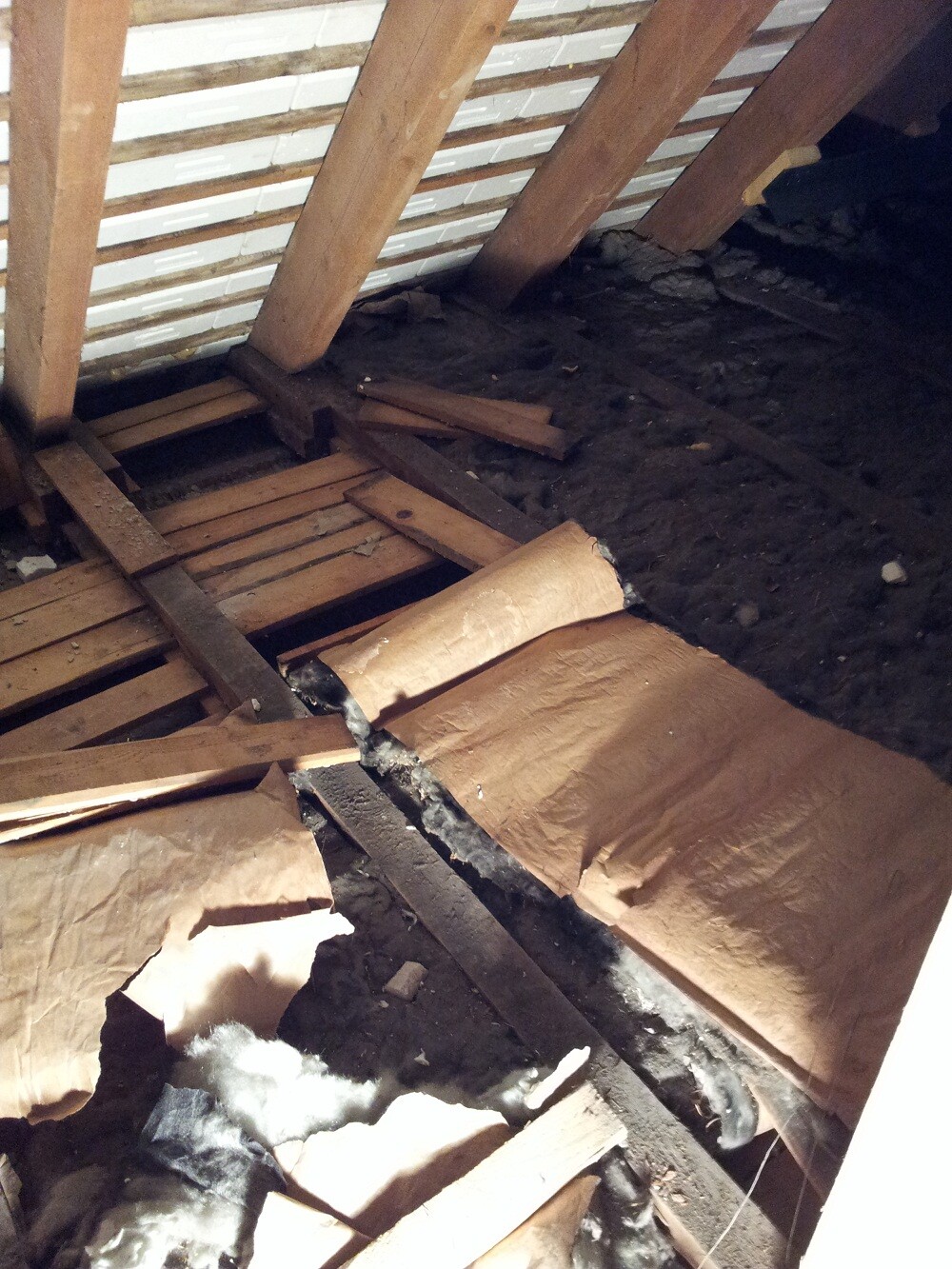 Dachboden mit Holzbalken, Dämmung und Schutt im Baubereich