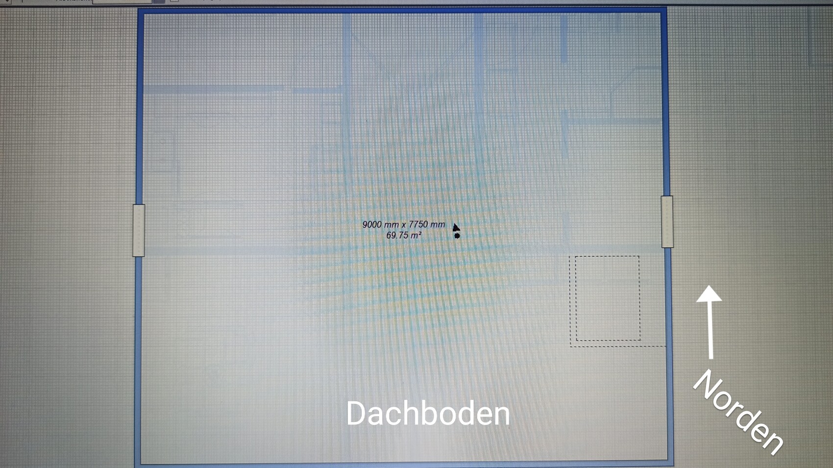 Dachboden-Grundriss: rechteckiger Raum, Maße 9000×7750 mm, Norden oben.
