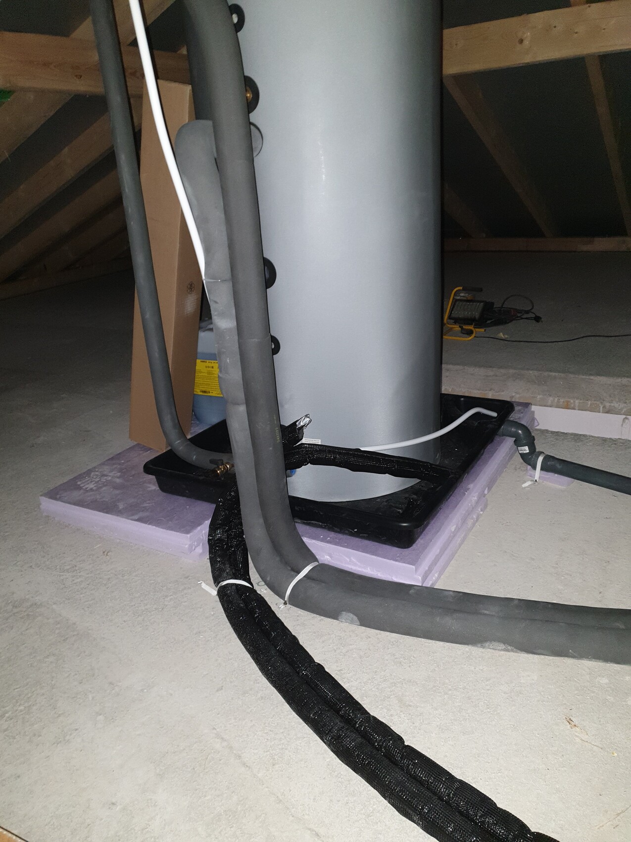 dachboden-haustechnik-warmwasserboiler-installation.jpg