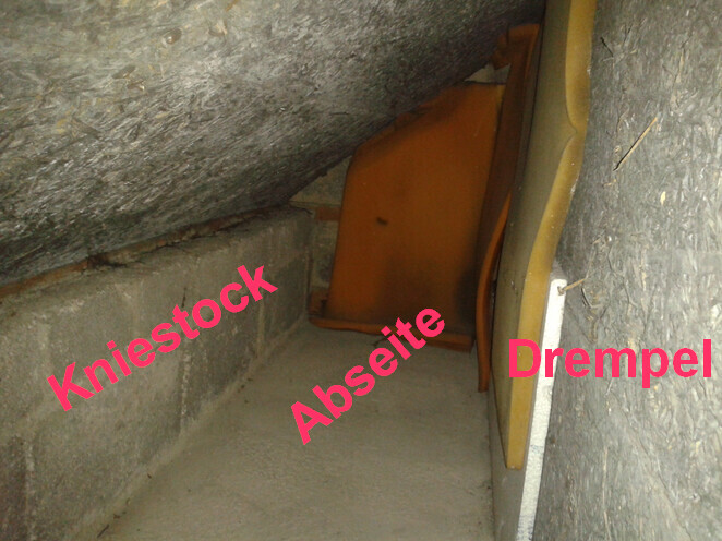 Kleiner Dachbodenbereich unter der Schräge mit Kniestock, Abseite und Drempel sichtbar.