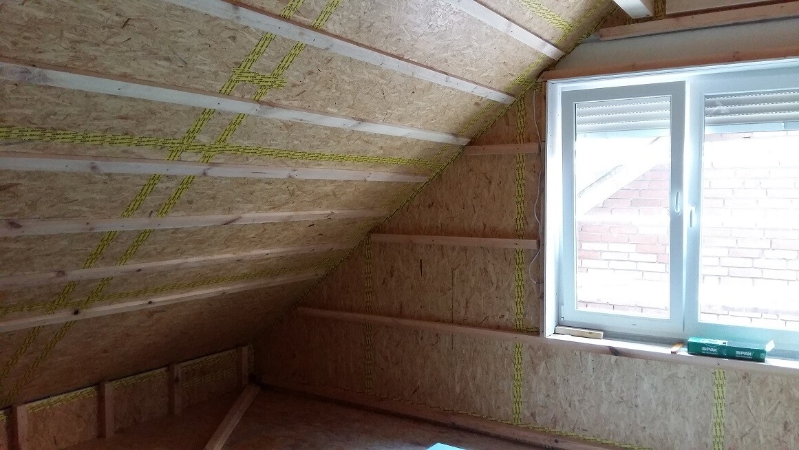 Dachboden-Rohbau mit Holzrahmen, OSB-Verkleidung und Fenster