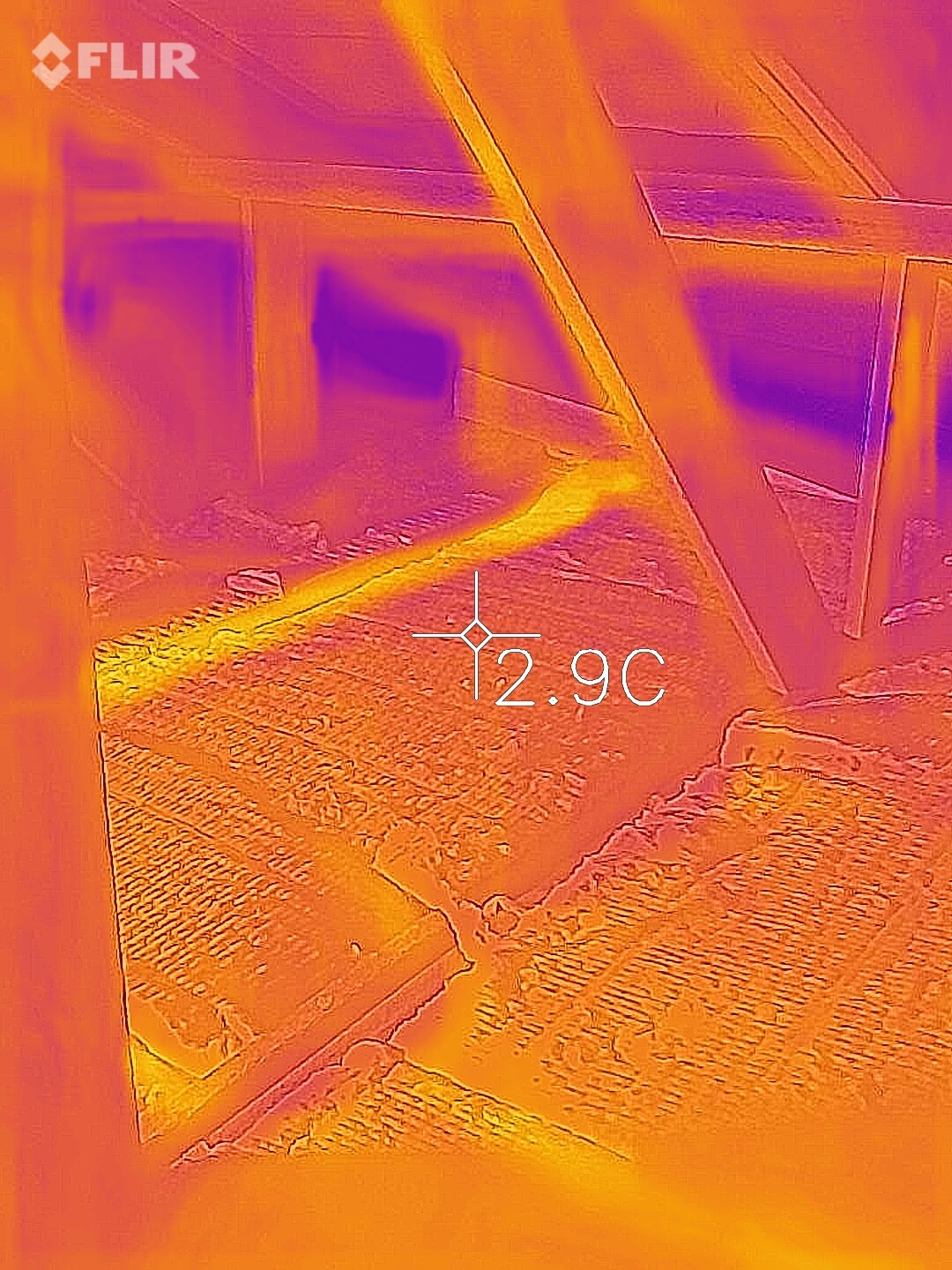 Thermografie eines Dachbodens mit Holzbalken und Dämmung; Temperatur 2,9°C