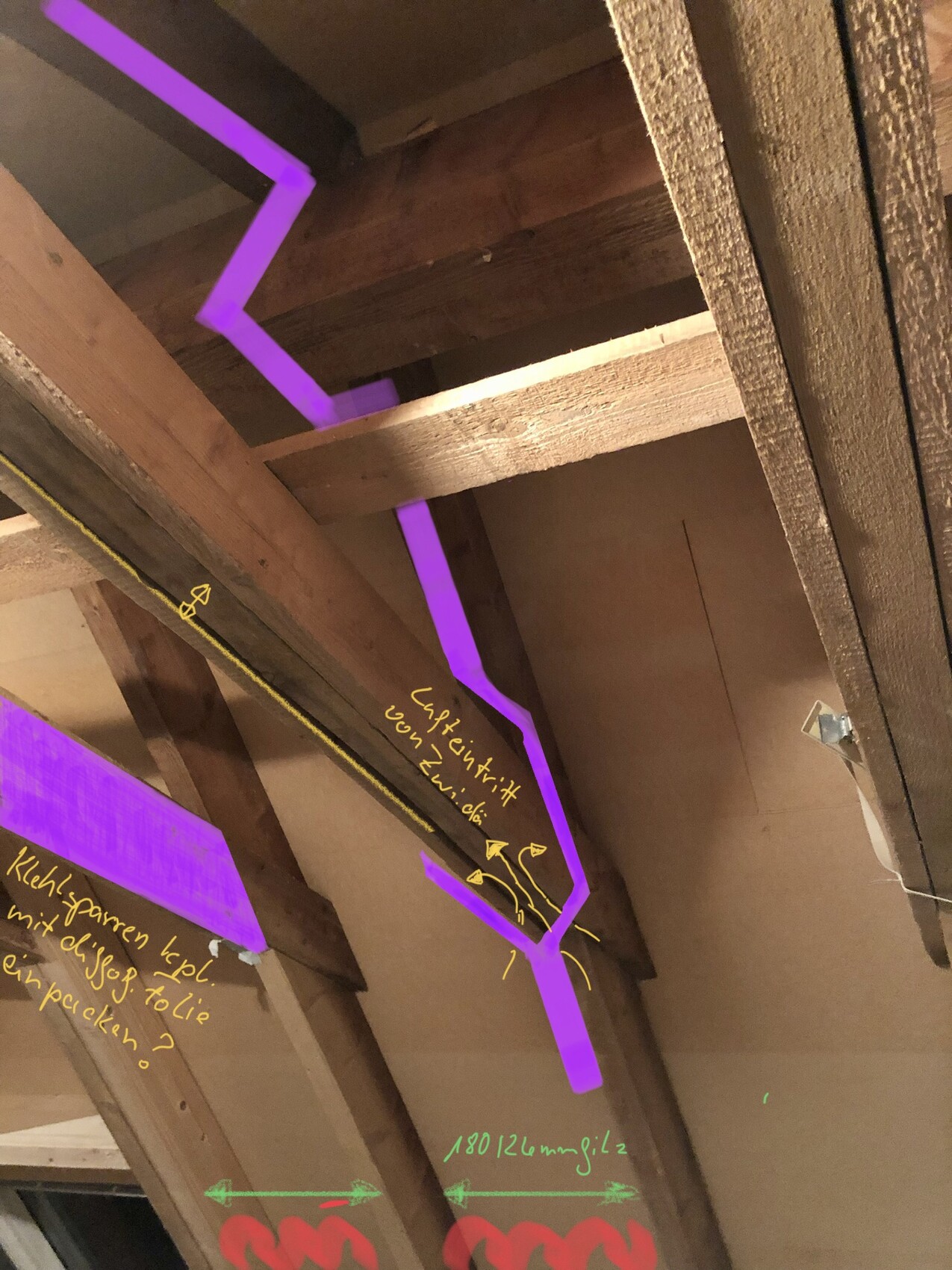 Dachboden mit Holzbalken und lila Markierungen zur Haustechnik-Verlegung