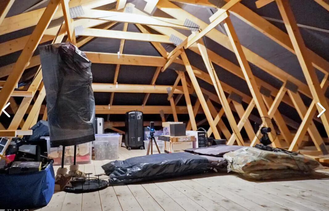 Unordentlicher Dachboden mit Holzbalken, Koffern, Kartons und Lagerausruestung.