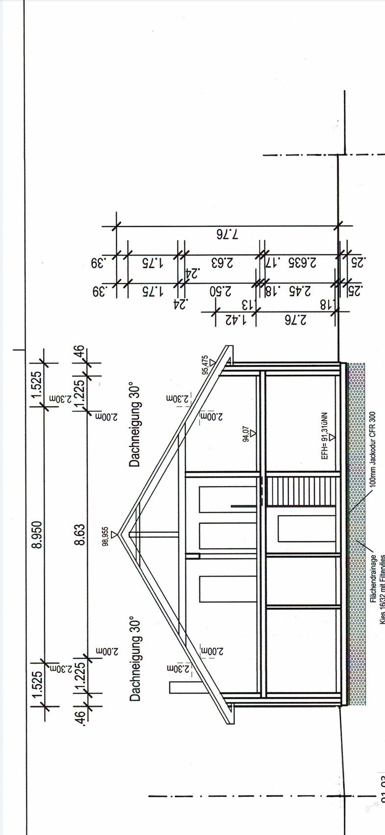 Architekturplan eines Hauses mit geneigtem Dach, Dachdeckung 30 Grad und Maßangaben