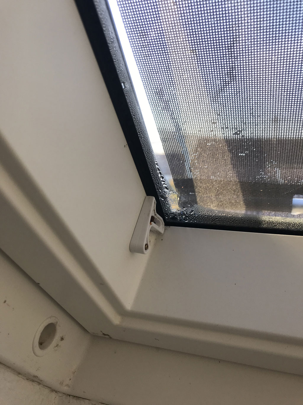 dachfenster-beschlaegt-extrem-und-wasser-laeuft-in-den-kanten-288479-2.jpg