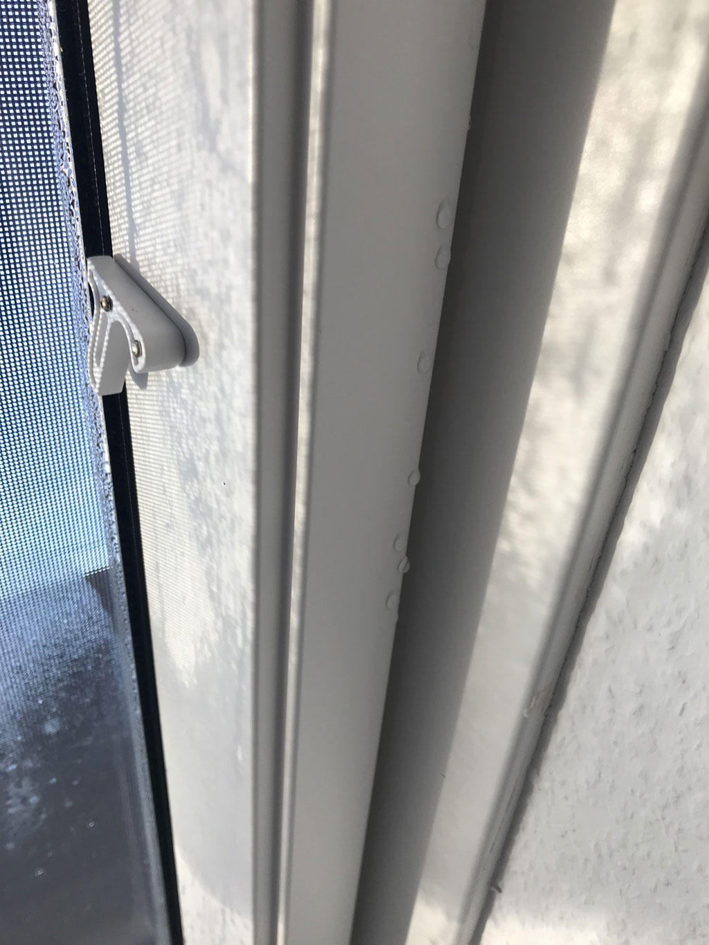 dachfenster-beschlaegt-extrem-und-wasser-laeuft-in-den-kanten-288479-3.jpg