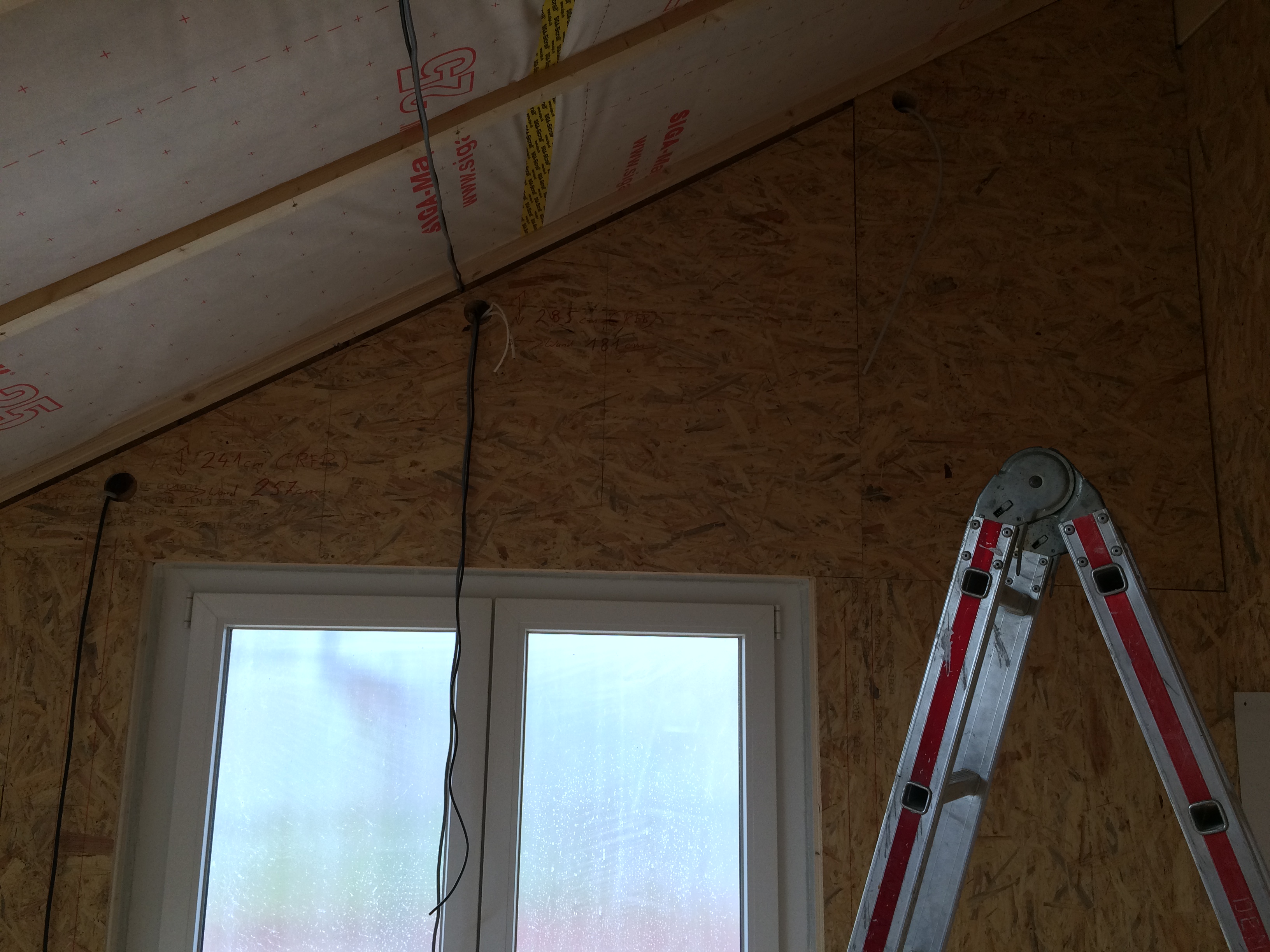 dachfensterrollo-solar-oder-elektrisch-594337-1.jpeg