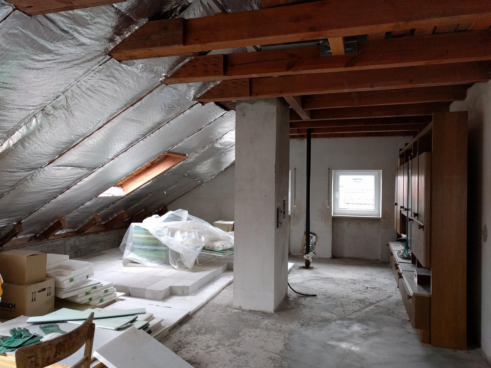 Dachboden-Renovierung: Dämmung, Holzbalken, Möbel und Bauwerkstoffe.