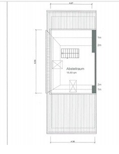 Dachgeschoss-Grundriss mit Abstellraum, zentraler Treppenaufgang und Dachbereich.