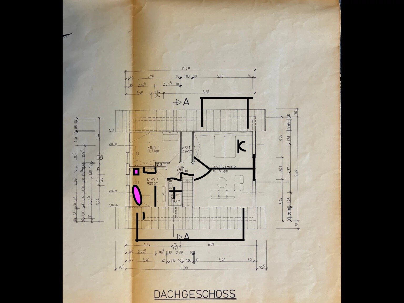 Grundriss Dachgeschoss der Wohnung mit Zimmern, Flur und Maßangaben