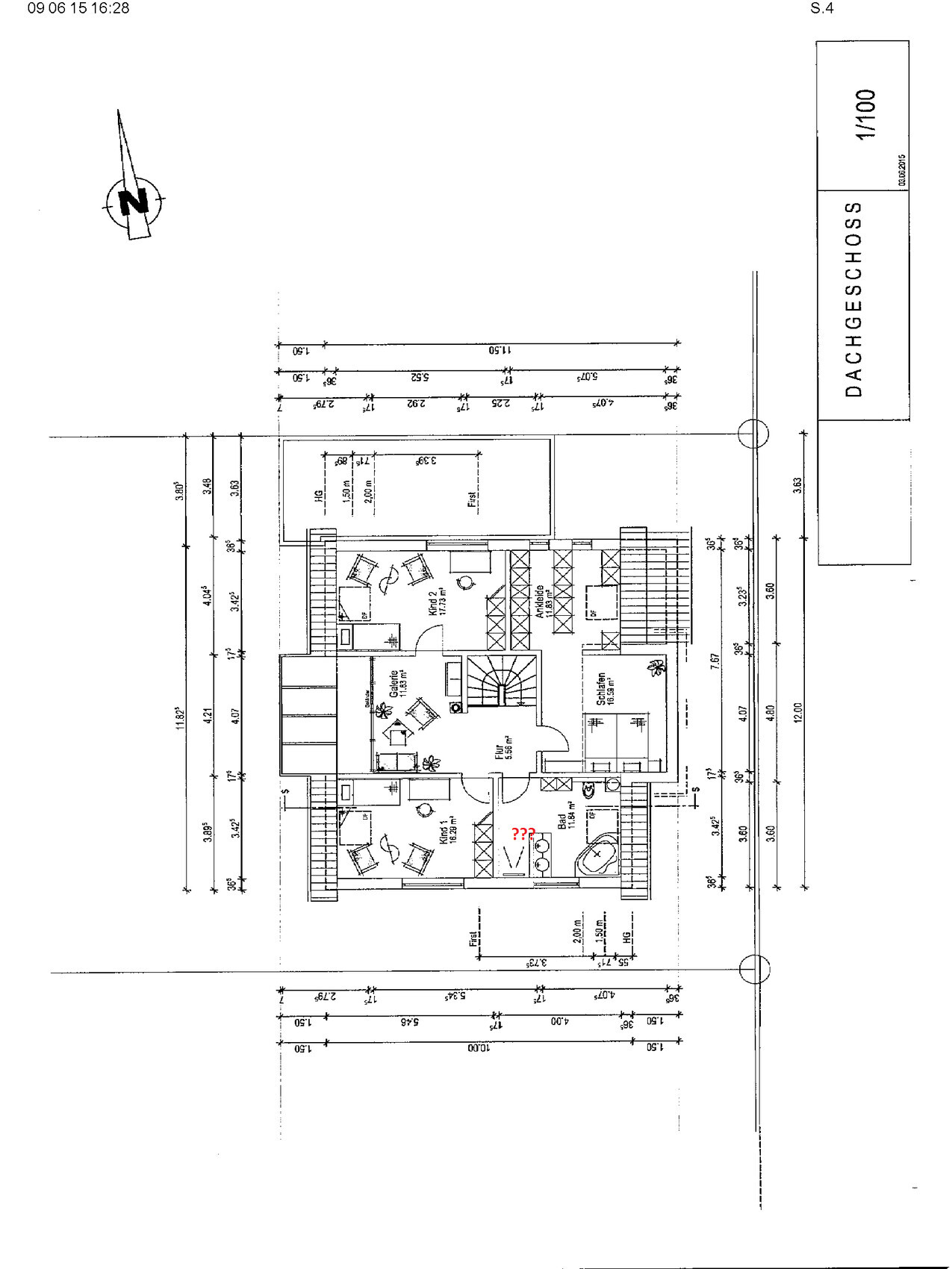 Technischer Grundriss des Dachgeschosses mit Räumen, Treppen, Möbeln und Maßlinien.