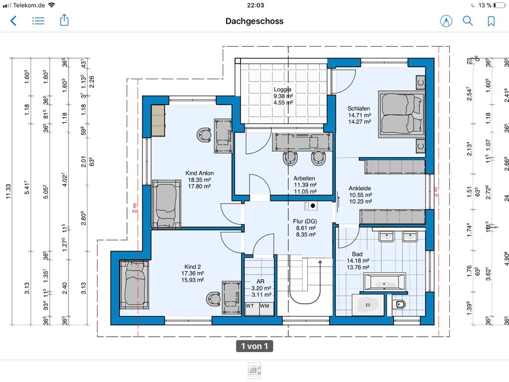 Grundriss des Dachgeschosses mit Zimmern, Flur, Bad, Loggia und Treppenhaus.