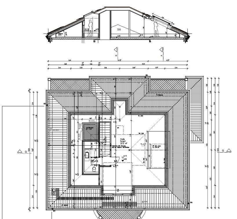 Architekturplan: Dachgeschoss- und Grundrisszeichnung mit Treppenhaus und Maßen