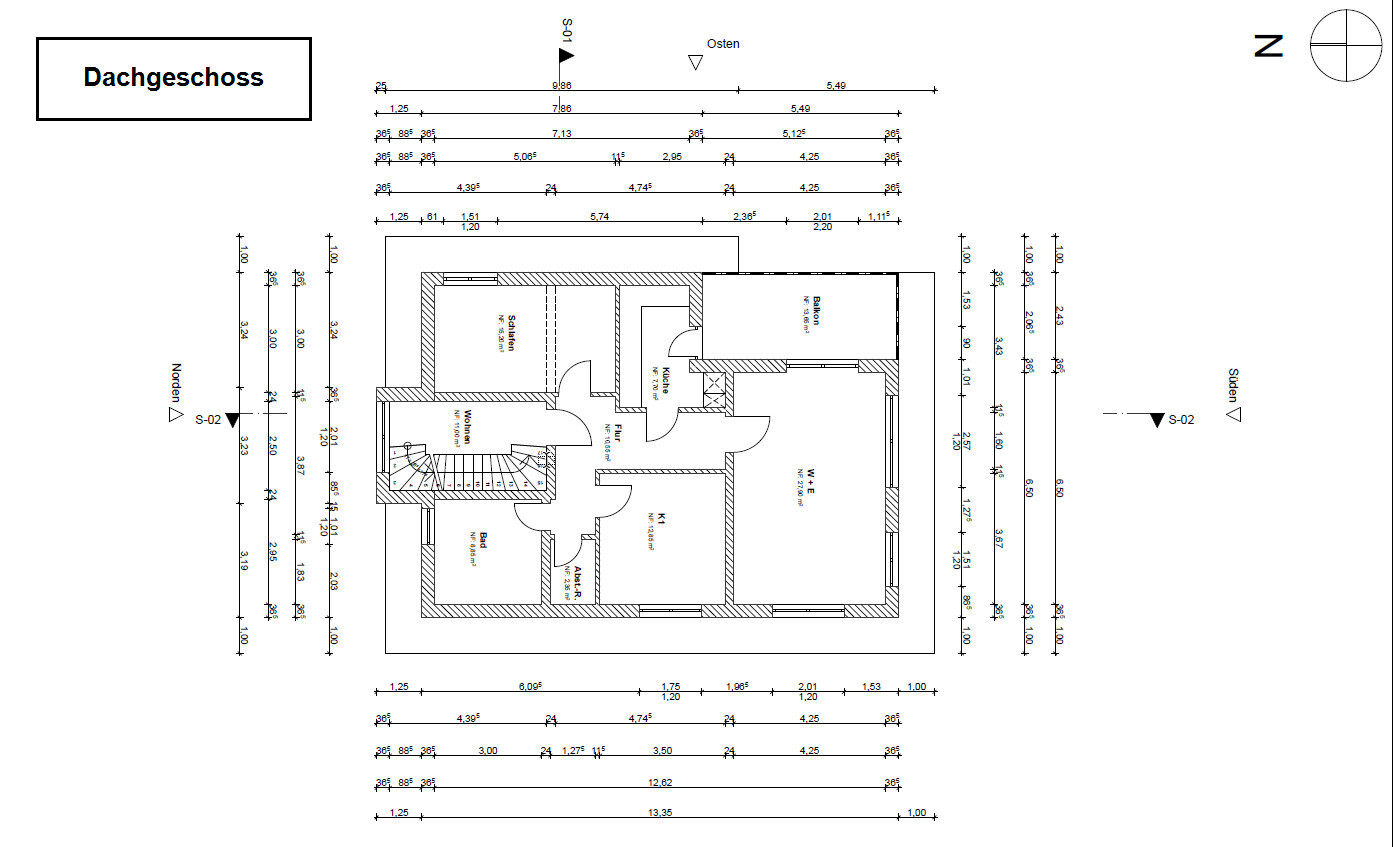 Grundriss Dachgeschoss eines Hauses mit mehreren Zimmern, Treppenhaus und Maßangaben.