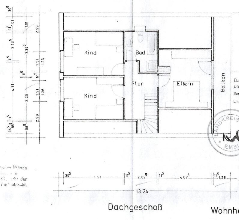 Grundriss Dachgeschoss: zwei Kinderzimmer, Elternzimmer, Flur, Bad und Balkon.