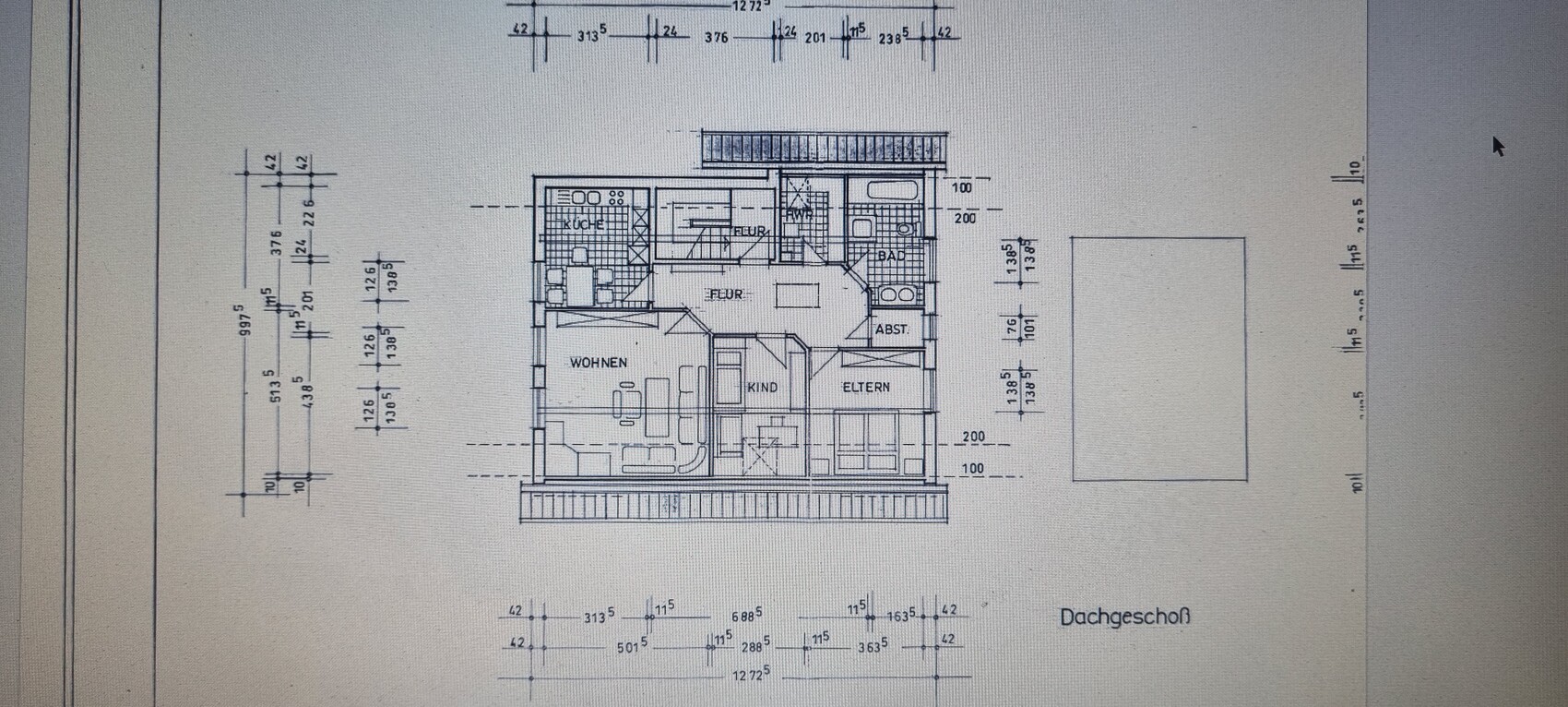 Dachgeschoss-Grundriss: Küche, Wohnen, Flur, Bad, Abstellraum, Eltern- und Kinderzimmer.
