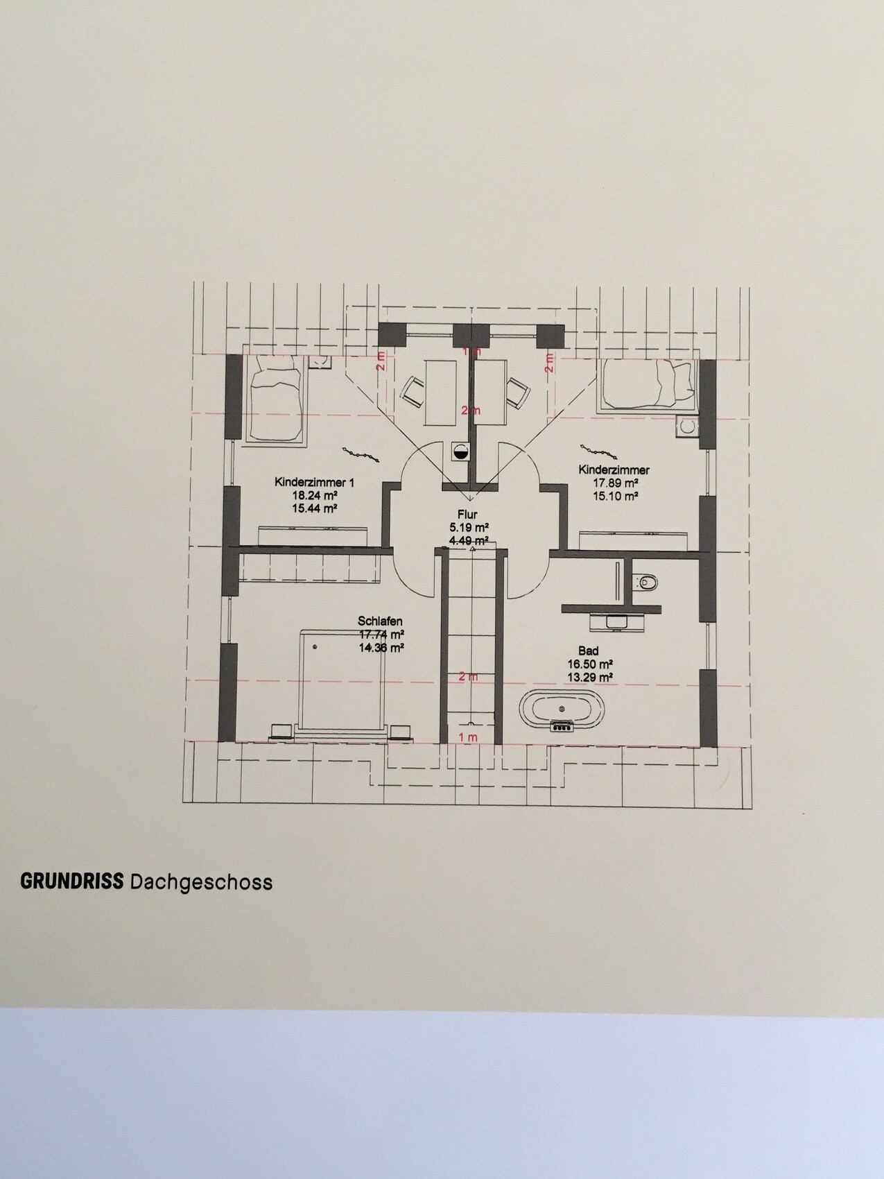 Grundriss Dachgeschoss mit zwei Kinderzimmern, Schlafzimmer, Bad und Flur.