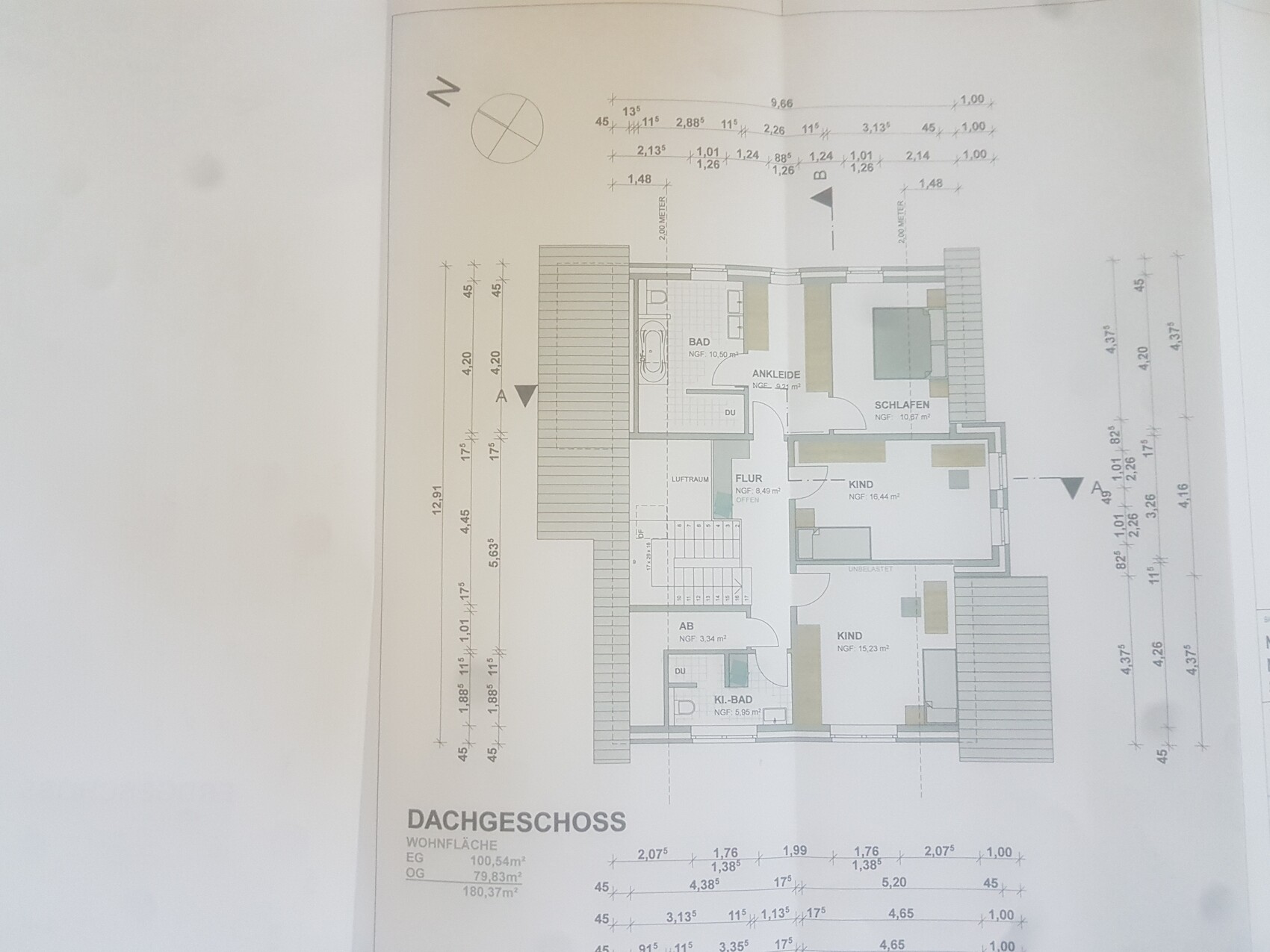 Dachgeschoss-Grundriss mit Bad, Ankleide, Schlafen, zwei KIND-Zimmer, Flur.