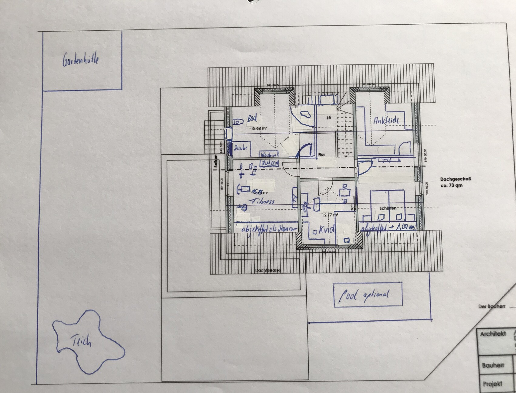 Grundriss eines Hauses mit Schlafzimmer, Kinderzimmer, Flur, Balkon, Garten und Teich.