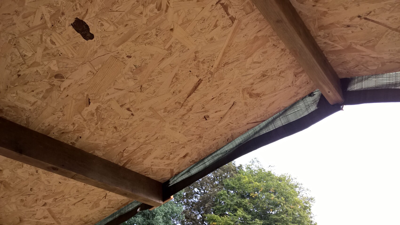 Unterseite eines Daches mit OSB-Platten und Holzbalken