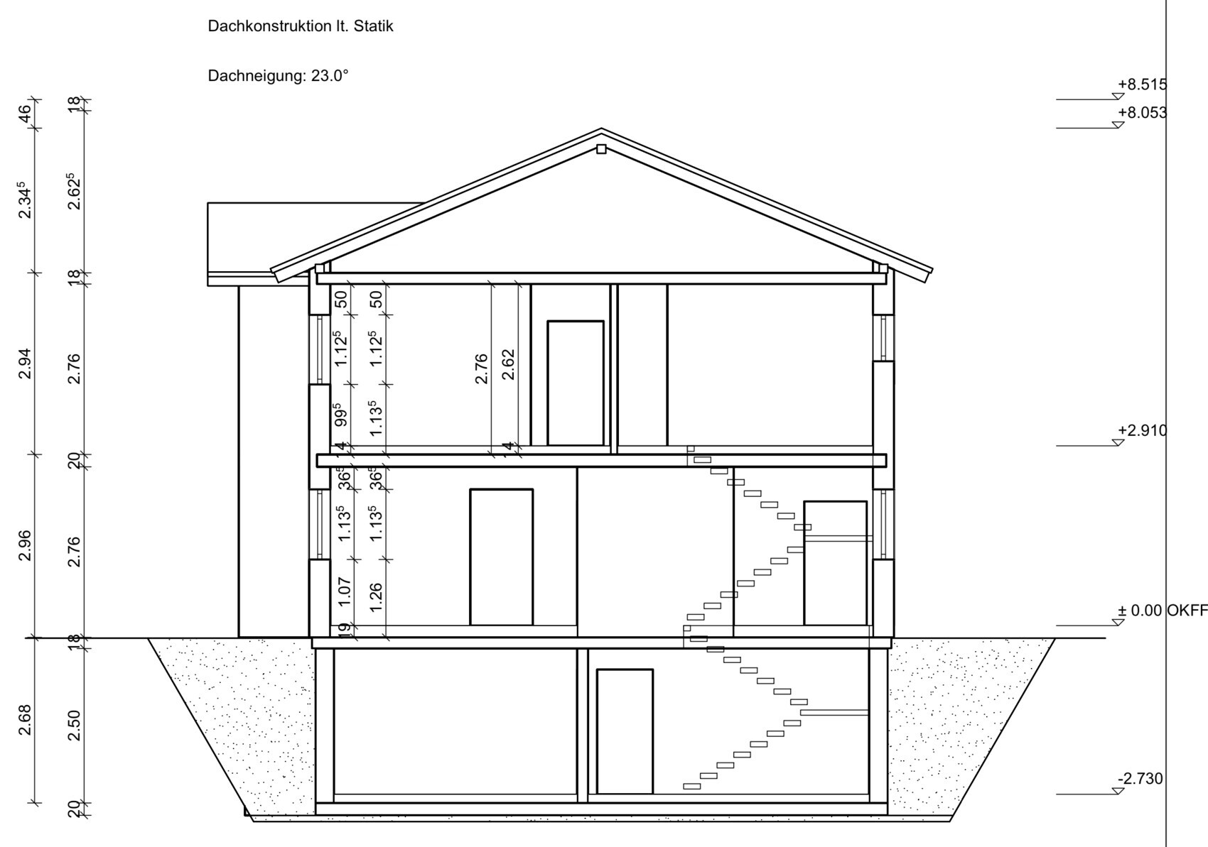 Technische Schnittzeichnung eines Hauses mit Dachkonstruktion, Fundament und Treppe