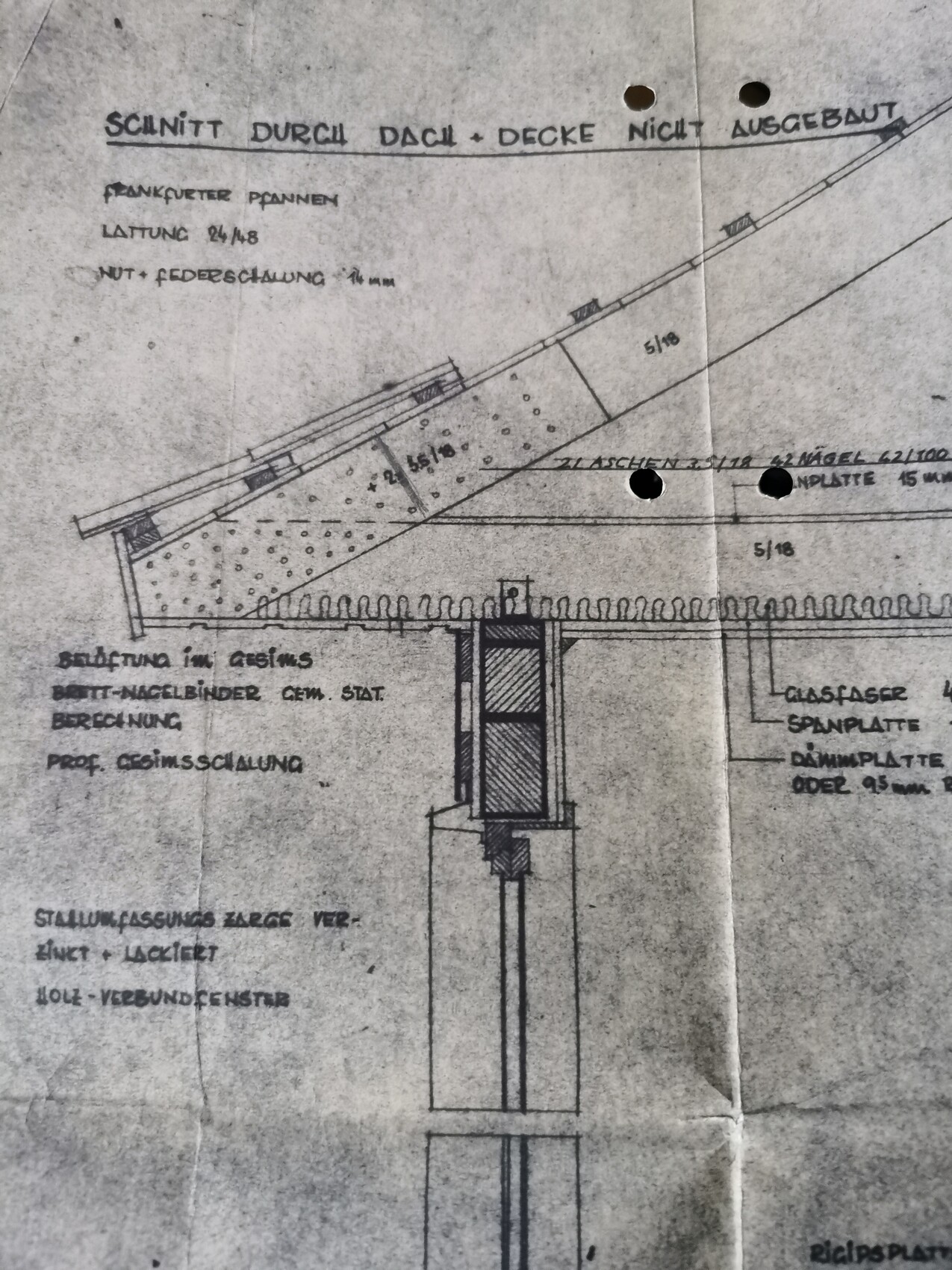 Technische Dachkonstruktion im Schnittplan mit Dämmung, Decke und Fundament