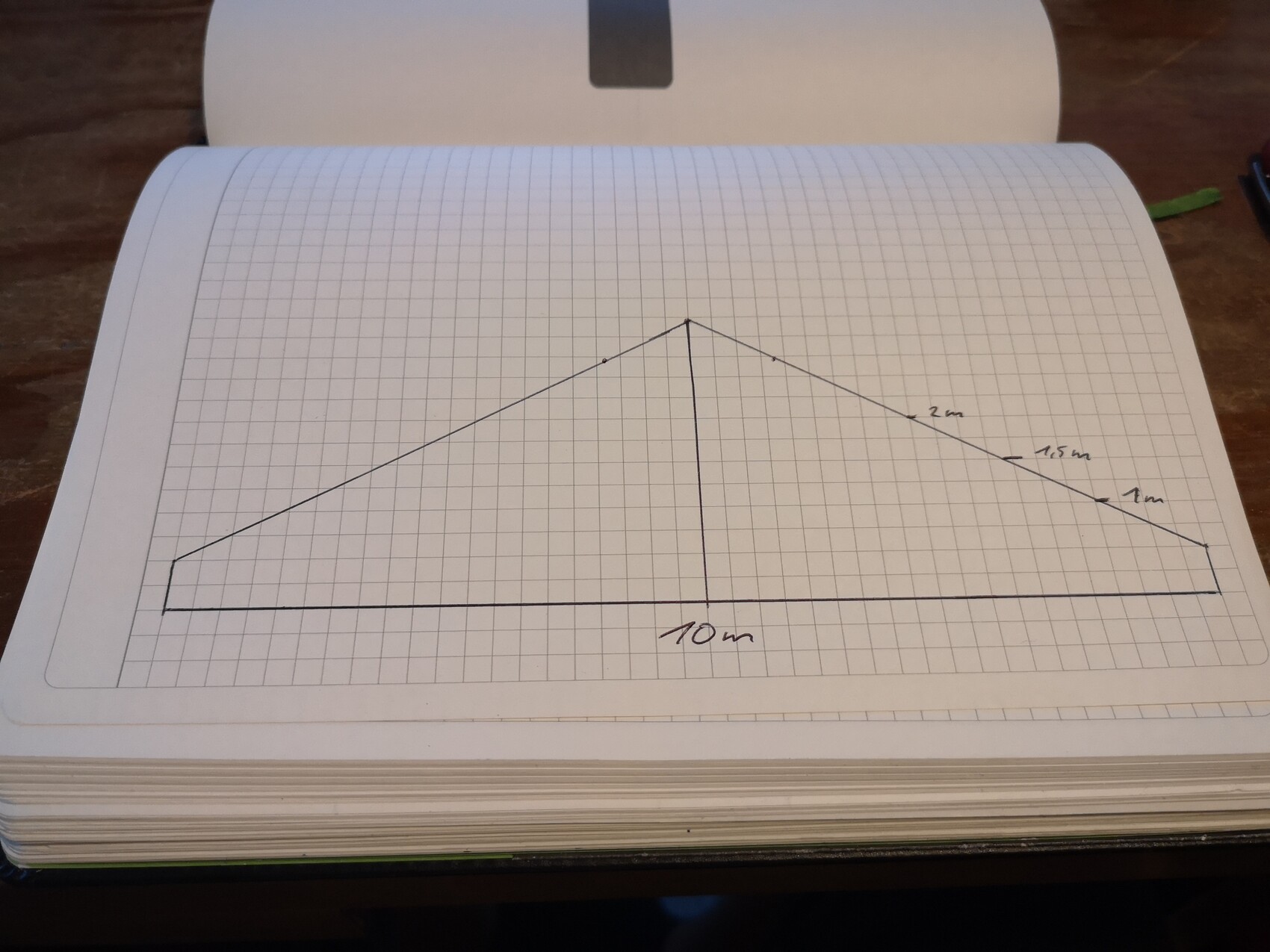 Skizze einer Dachkonstruktion auf Graphpapier mit Basis 10 m und geneigten Dachflächen