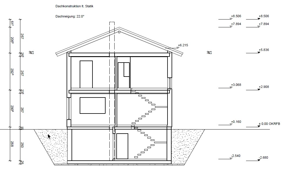 Querschnitt eines mehrstöckigen Hauses mit Dachkonstruktion, Treppen und Kellergeschoss.