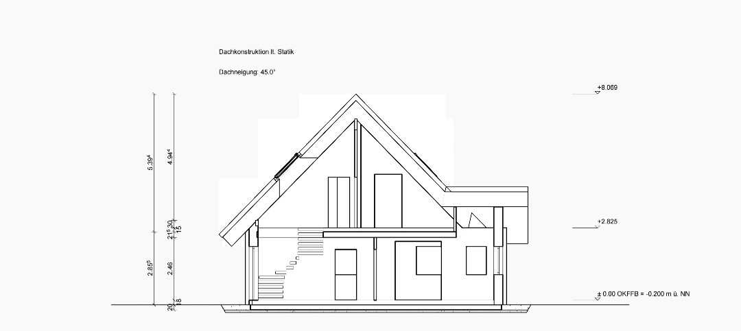 Schnittansicht durch ein mehrstöckiges Haus mit steilem Dach, Treppen, Fenstern und Türen.