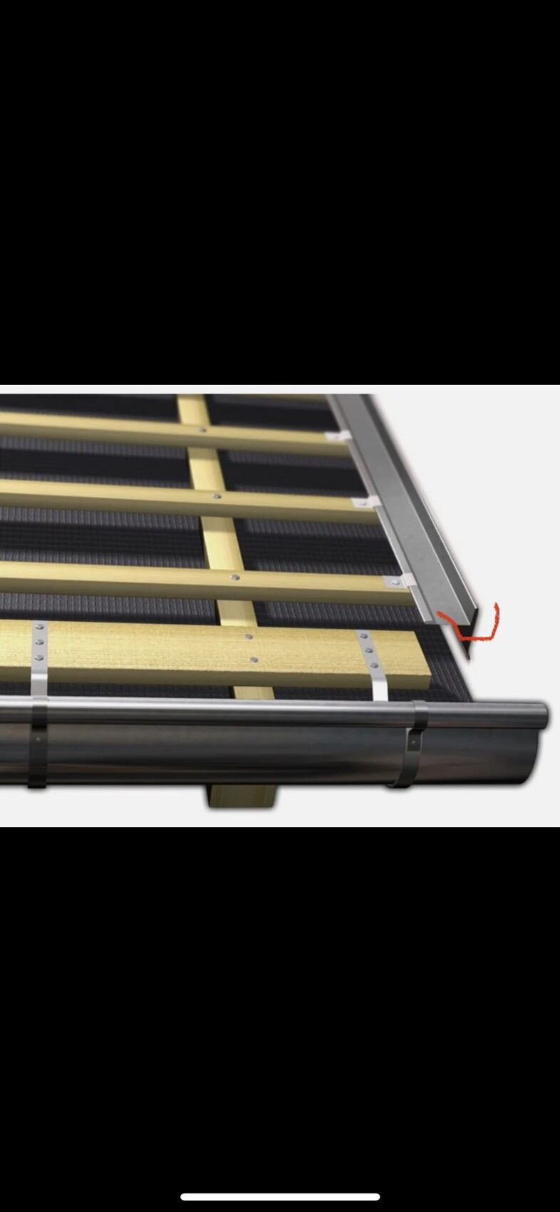 Nahaufnahme eines Grillrosts mit goldenen Holzlatten, schwarzen Zwischenlagen und Metallrahmen.