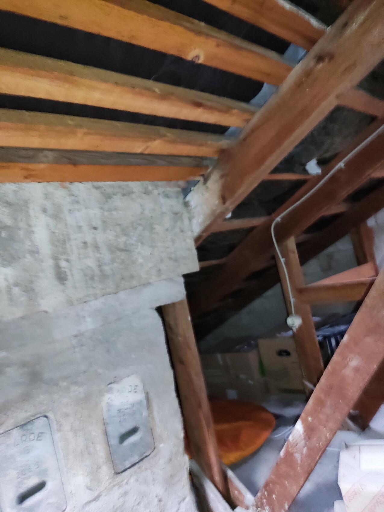 dachstuhl-im-dachgeschoss-offener-dachboden-holzstruktur.jpg