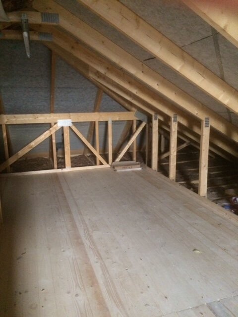 Dachstuhl im Dachboden-Rohbau mit Sparren und Holzrahmen