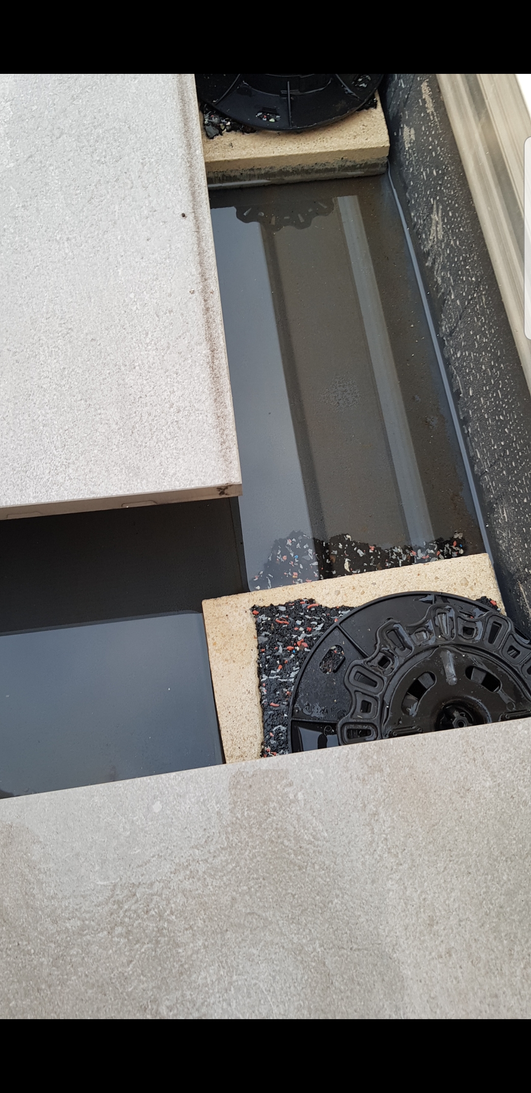 dachterrasse-stelzlager-stehendes-wasser-364058-1.jpg