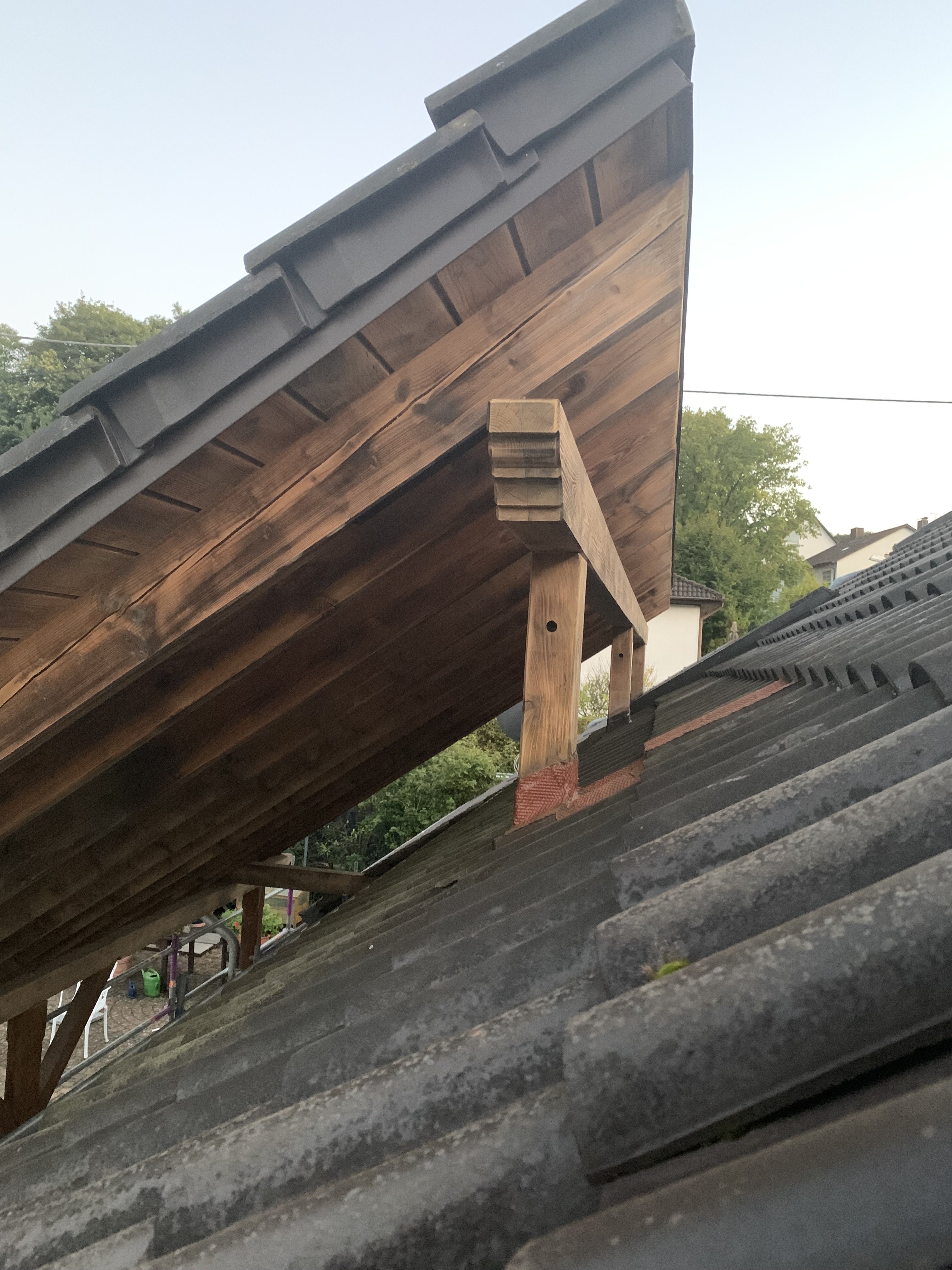 dachueberstand-streichen-gelassen-ergebnis-fleckig-was-tun-598537-3.jpeg