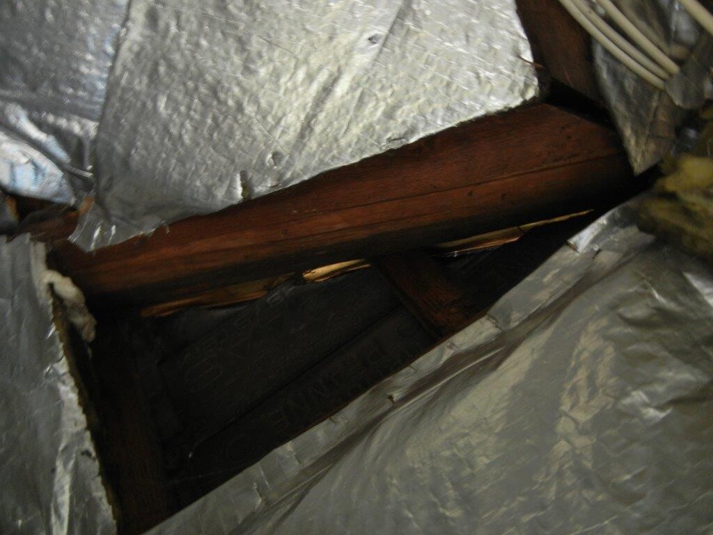 Dachboden mit Aluminiumfolie-Dämmung, Holzbalken sichtbar