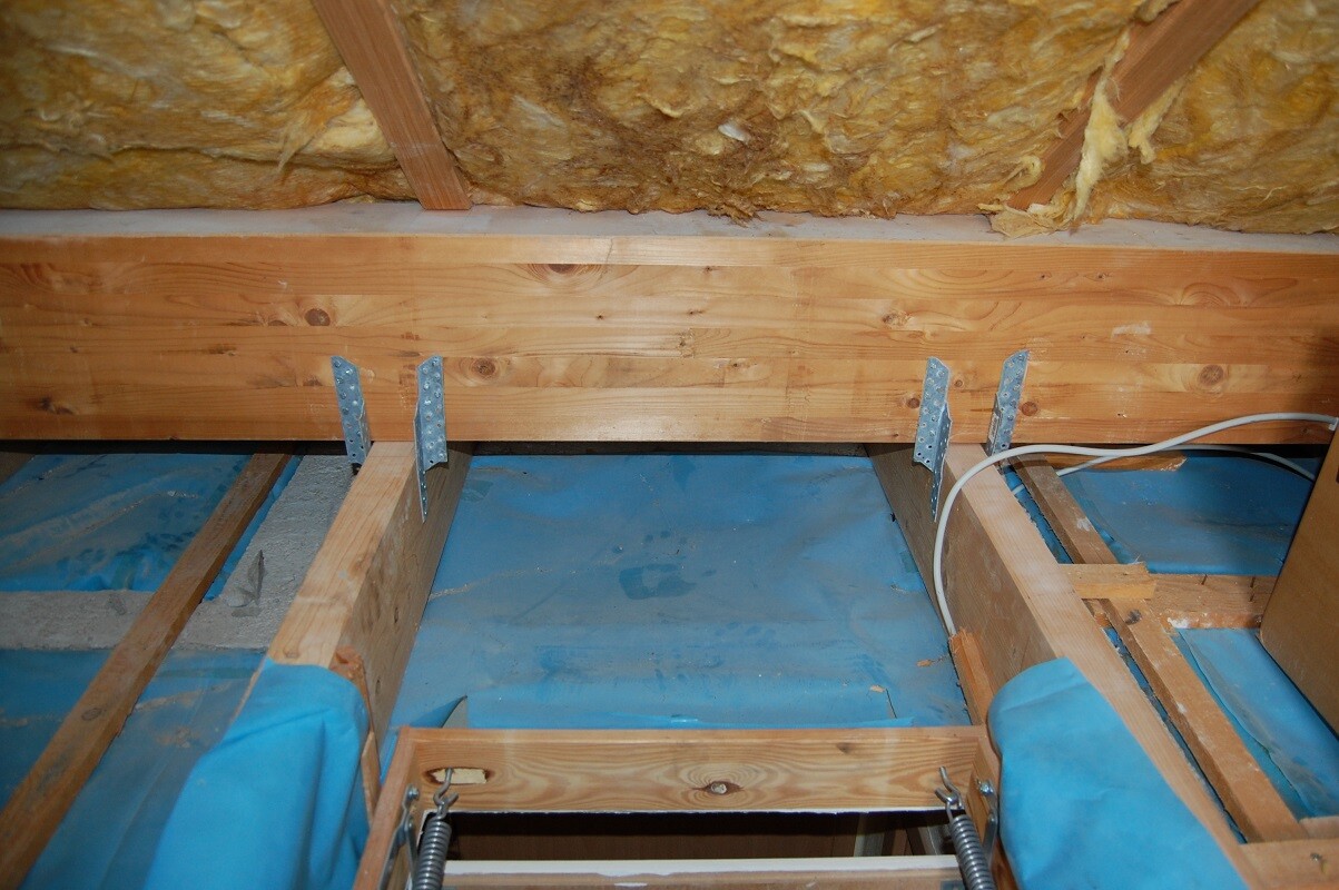 Dachboden-Baustelle mit Holzrahmen, Daemmung und Installationen