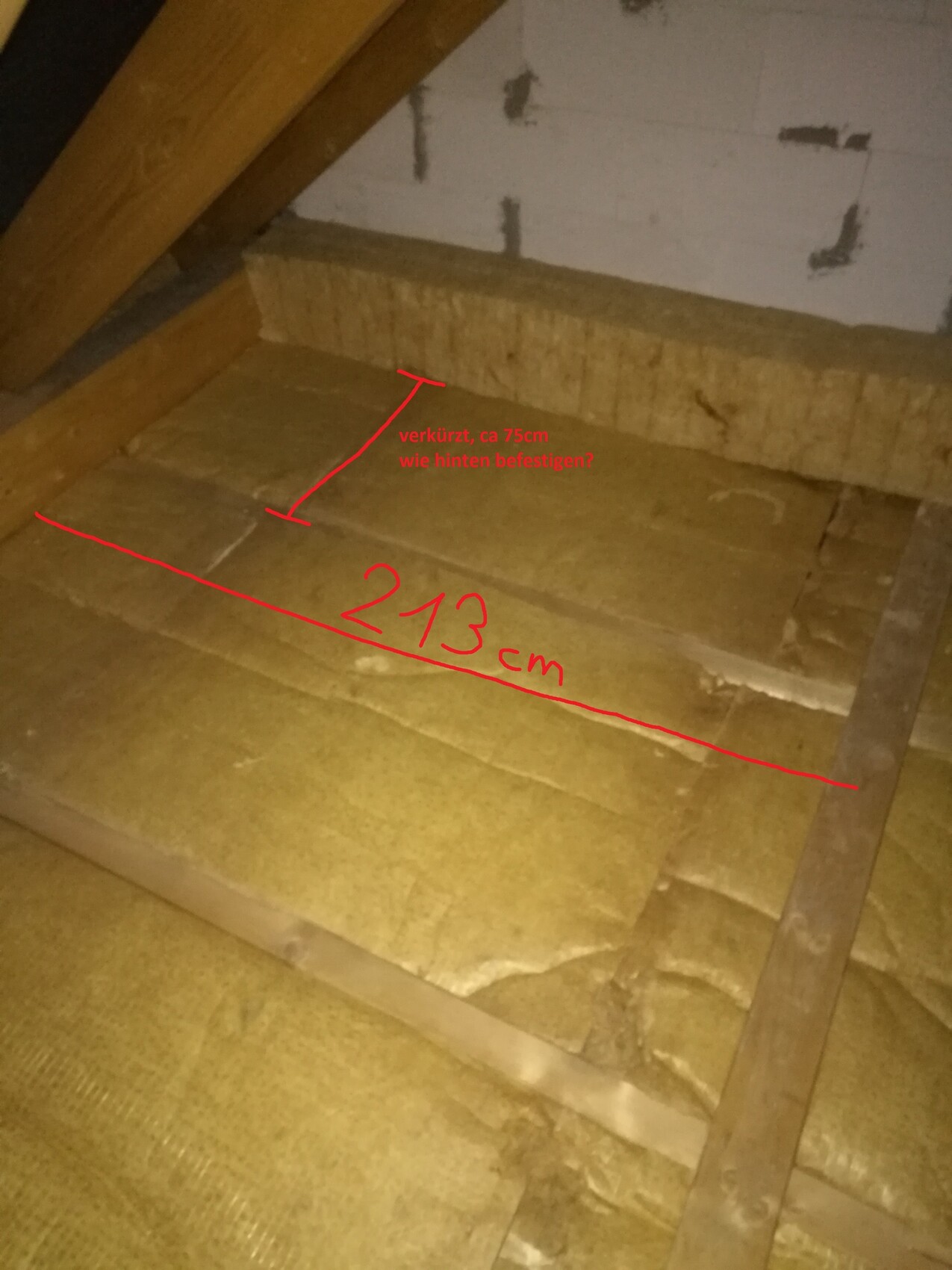 Dachboden mit Dämmung, Holzbalken; rote Linie markiert 213 cm Länge.