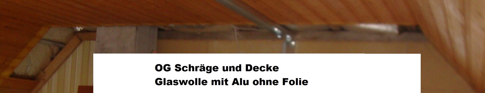 Dachgeschoss-Decke mit Glaswolle und Alufolie, sichtbare Holzbalken