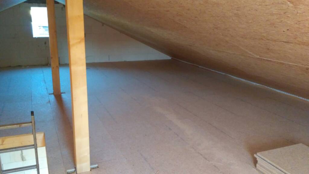 daemmung-dachgeschoss-ungefertigte-rohbau-konstruktion.jpg