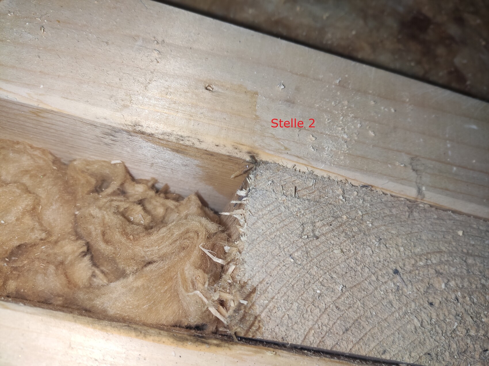 daemmung-gebaeudehaelle-im-dachboden-mit-holzbalken.jpg