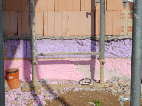 Außenwand mit violetten Daemmplatten, Rohbau, Geruest sichtbar
