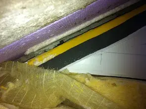 Nahaufnahme von Daemmung und Abdichtung in einer Wand Ecke