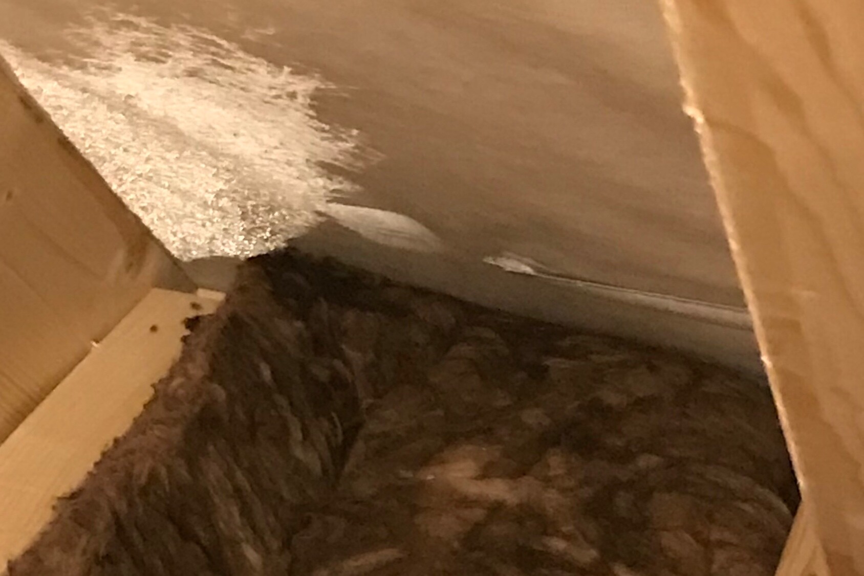 Dachboden-Daemmung mit Holzrahmen und Daemmaterial sichtbar