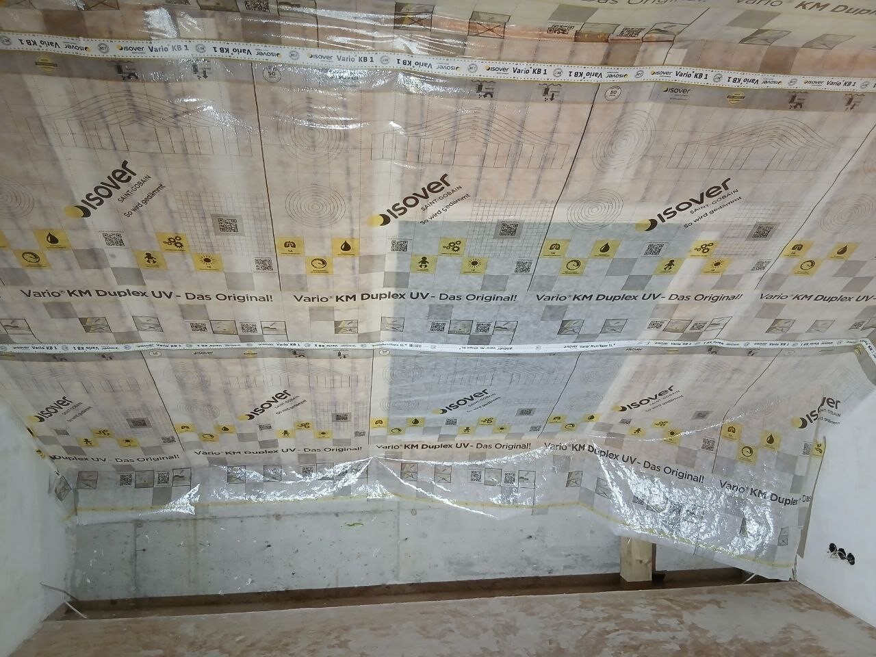 Isolationsmaterial an Decke und Wand im Rohbau, Bauarbeiten im Bauprojekt